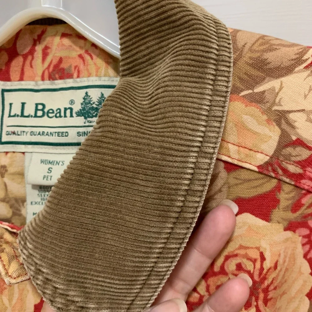 Vintage L.L. Bean Women's Red and Tan Floral Barn Coat - Picture 5 of 6